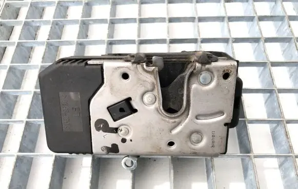 Opel Vivaro Front door lock 8200008260
