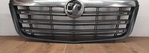 Opel Movano B Front bumper upper radiator grill 623109857R EL018828