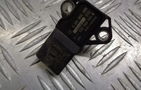 Volkswagen Golf IV Air pressure sensor 038906051B