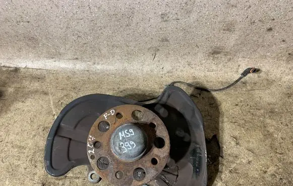 Mercedes-Benz E C207 W207 Front wheel hub A2044202644