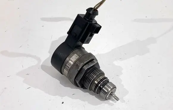 Volkswagen Phaeton Fuel pressure regulator 057130764H