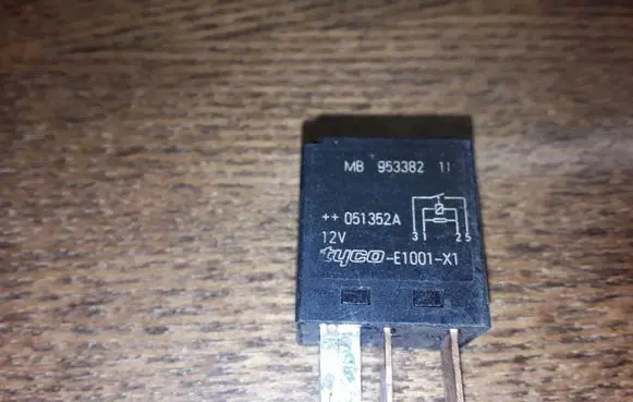 Volvo S40, V40 Other relay MB953382