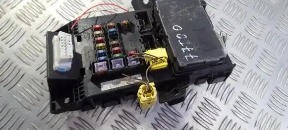 Toyota Avensis T220 Fuse box set 8273005020