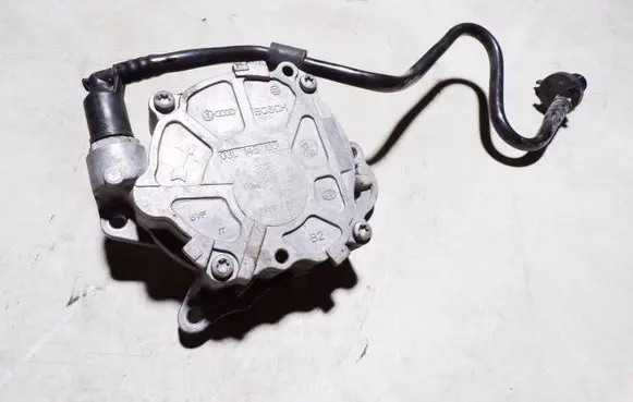 Volkswagen PASSAT CC Vacuum pump 03L145100F