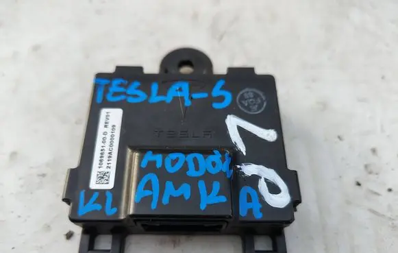 Tesla Model S Door control unit/module 1069651-00-D