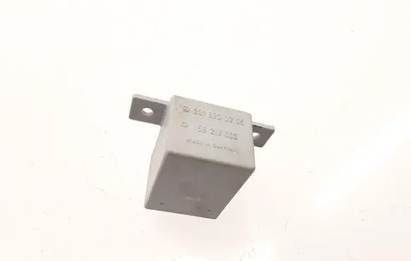Mercedes-Benz E W124 Tow bar relay 2018200205 58218002