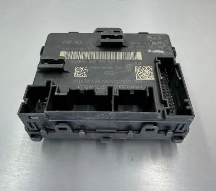Volkswagen Tiguan Door control unit/module 5Q0959593F