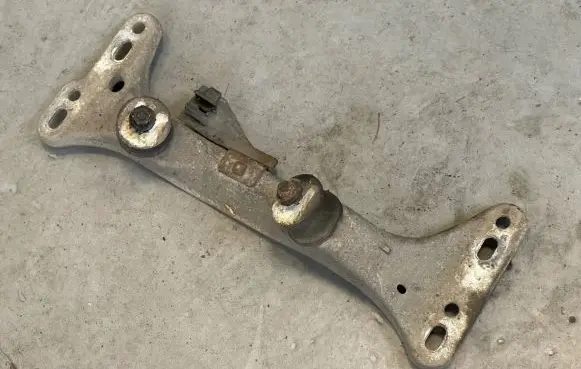 BMW Z3 E36 Gearbox mounting bracket 1136498