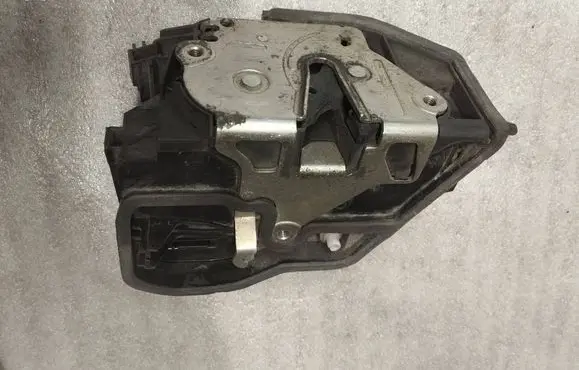 BMW 5 E60 E61 Front door lock 7167071