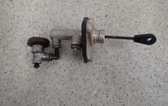 Hyundai Sonata Clutch master cylinder 