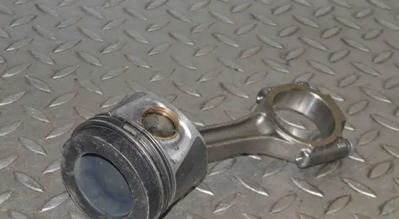 Volkswagen PASSAT B6 Piston BHS038J