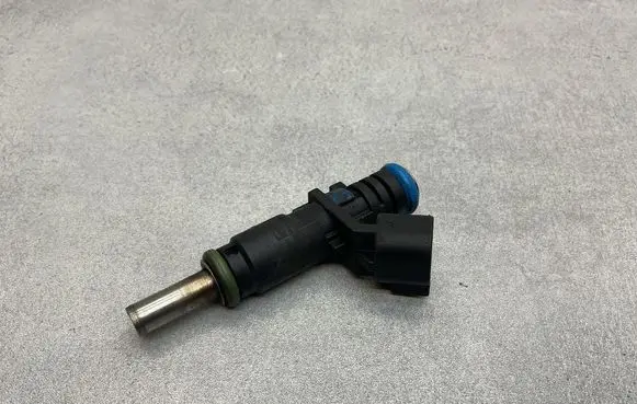 Opel Mokka Fuel injector 55562599