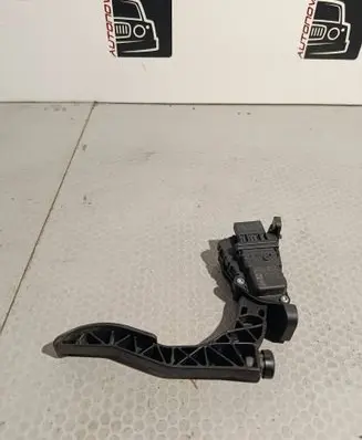 Accelerator throttle pedal