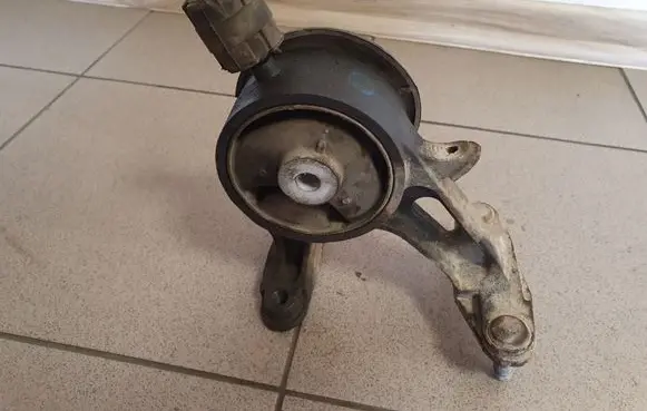 Toyota Avensis T270 Engine mount bracket