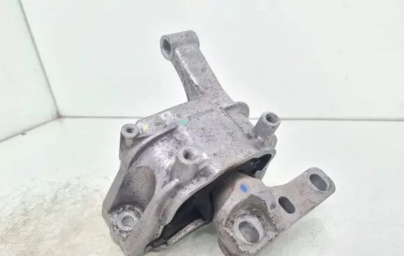 Volkswagen Tiguan Engine mount bracket 5N0199262E