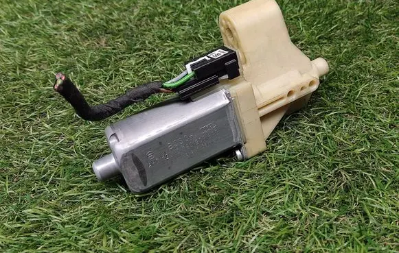 Audi Q7 4M Steering column adjust motor 0390203693