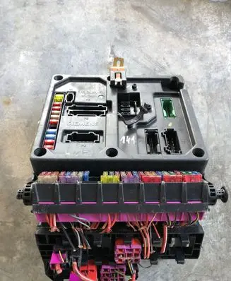 Volkswagen Golf V Fuse box set ETS300200 E00960229