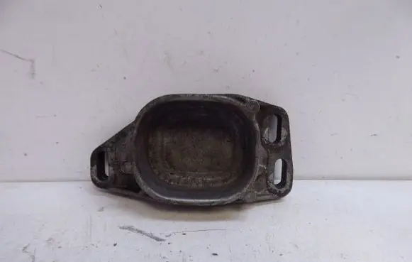 Volkswagen PASSAT B5 Engine mounting bracket 8D0199335