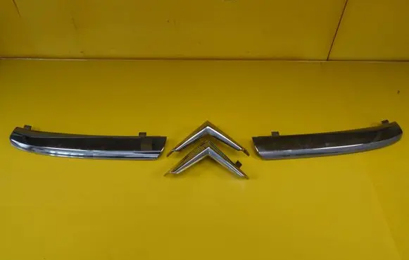Manufacturer badge logo/emblem
