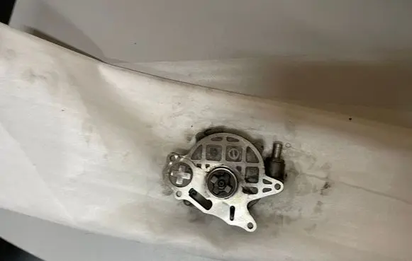 Volkswagen PASSAT B7 Vacuum pump 03L145100