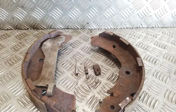 Mitsubishi L200 Handbrake/parking brake pads 