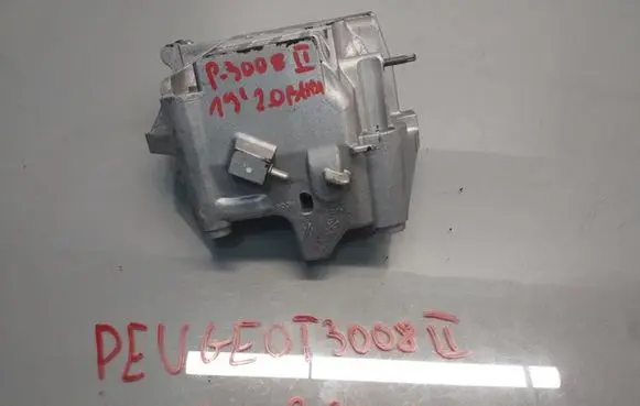 Peugeot 3008 II Fuel filter bracket/mount holder 
