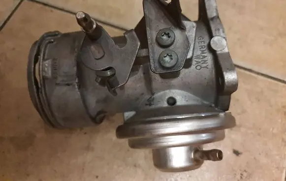 Volkswagen Golf IV EGR valve 038129637L 208207006 7371D