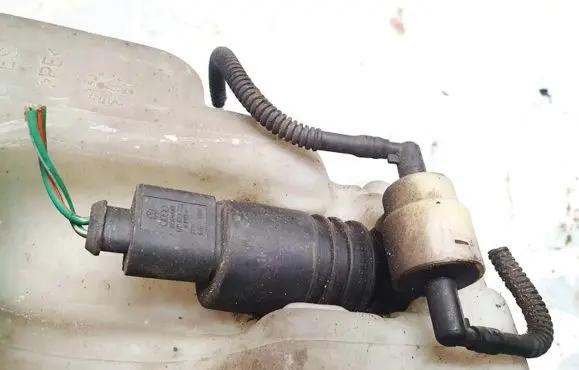 Skoda Octavia Mk1 (1U) Windscreen/windshield washer pump 1k695565 3122789
