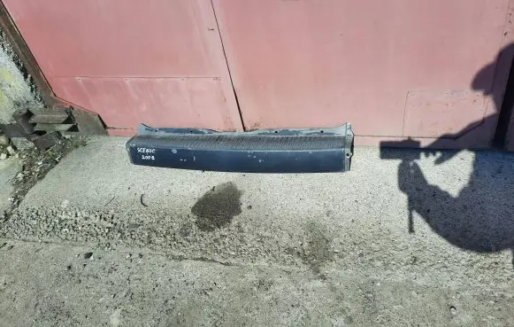 Rear bumper trim bar molding