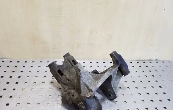 Volkswagen Transporter - Caravelle T5 Engine mounting bracket 070199343C