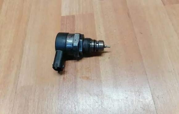 Jaguar XF X250 Fuel pressure regulator 0281006017