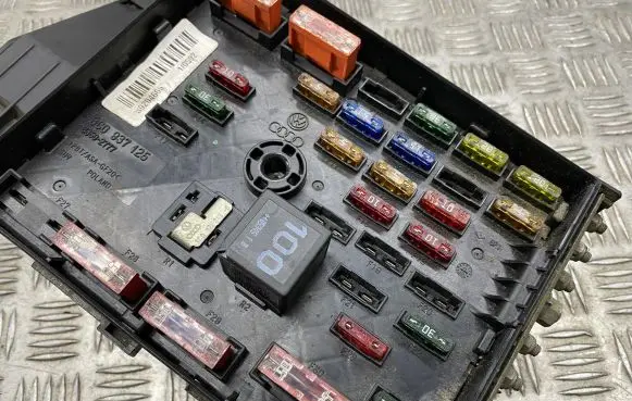 Volkswagen PASSAT B6 Fuse box cover 1K0937132F 17180061 014189871