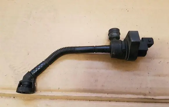 BMW 3 E46 Breather valve 7512581