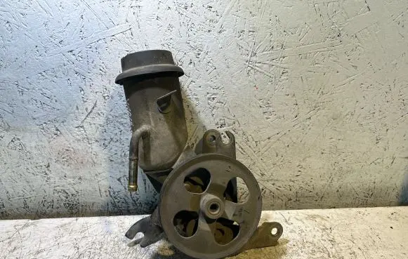 Toyota Yaris Power steering pump