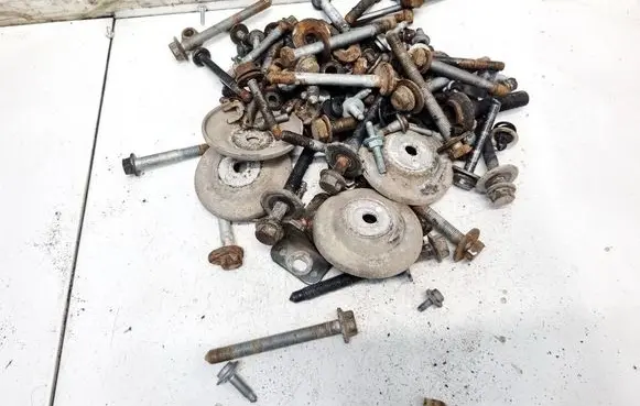 Seat Exeo (3R) Nuts/bolts 
