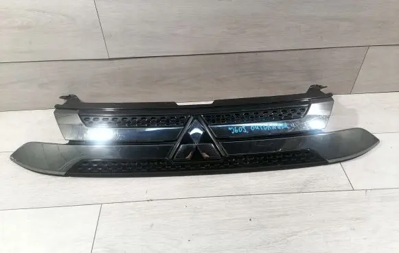 Mitsubishi Outlander Front bumper upper radiator grill 7450B298