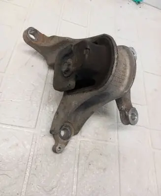 Honda CR-V Engine mount bracket