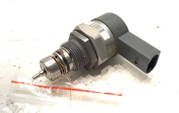 Volkswagen Golf VII Fuel pressure regulator 057130764AB