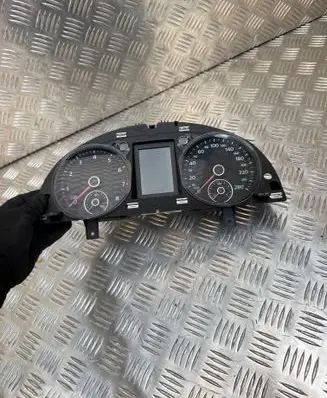 Volkswagen PASSAT CC Speedometer (instrument cluster) 3C8920870F