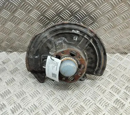 Mercedes-Benz A W176 Front wheel hub A2463320200