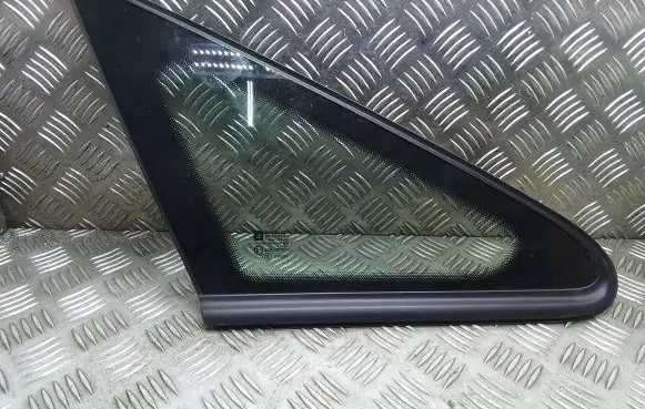 Opel Zafira B Front triangle window/glass 13123921