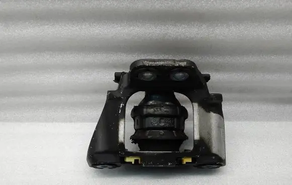 Volvo XC90 Engine mount bracket 32137496 212670117