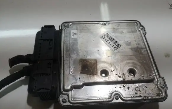 Volkswagen Golf V Engine control unit/module 0281011955