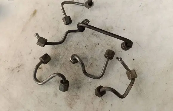 Volkswagen PASSAT B7 Fuel injector supply line/pipe 