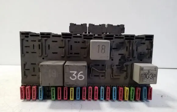 Volkswagen PASSAT B4 Fuse module 357937039