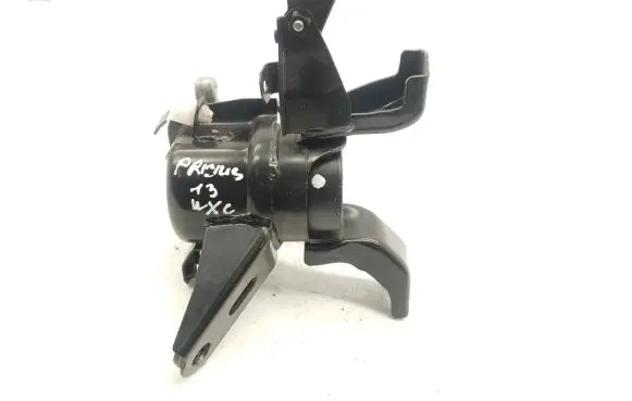 Toyota Prius (XW30) Engine mount bracket