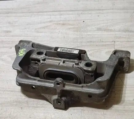 Mercedes-Benz CLA C117 X117 W117 Engine mount bracket A2462402617