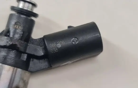 Volkswagen PASSAT B6 Fuel injector 06F909036