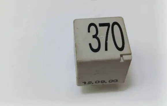 Volkswagen PASSAT B5.5 Other relay 8D0951253