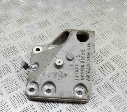 Engine mounting bracket